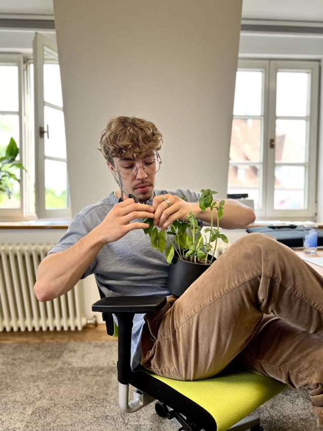 Yannis Hirsch im Büro – UI/UX Design und Webentwicklung