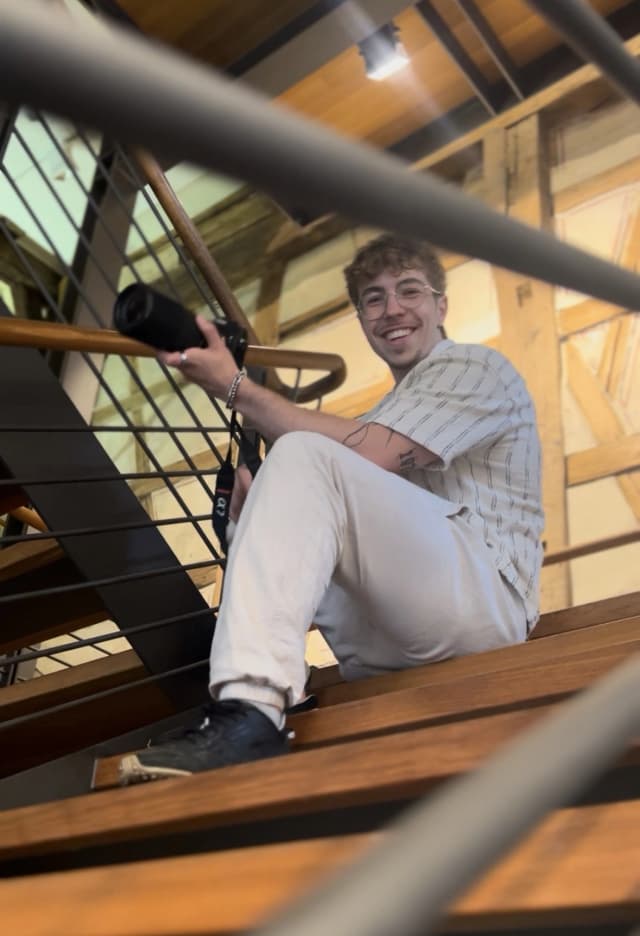 Yannis Hirsch auf einer Treppe – lässig und kreativ